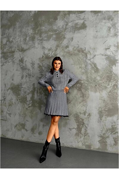 elbisereyonda Set din două piese din tricot cu guler polo și fustă evazată