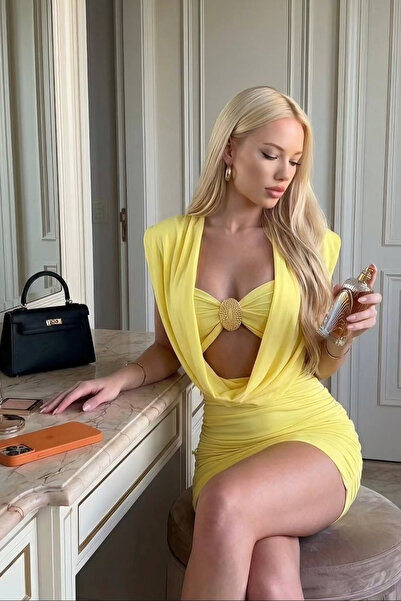 Love Fab Μίνι φόρεμα με λεπτομέρεια αξεσουάρ Degaje Yaka Crop και κορδόνι περ...