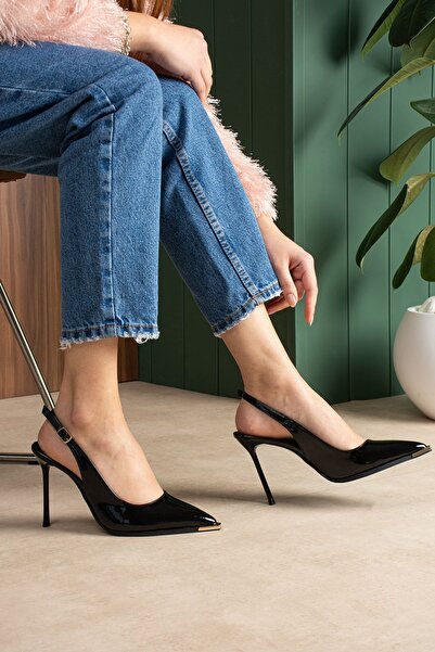 Şan's Shoes حذاء أسود من الجلد اللامع للسهرات بمقدمة مدببة