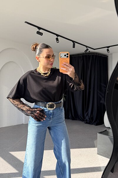 Gizem Ecemiş Μπλουζάκι Hervix με μαύρα δαντελένια μανίκια