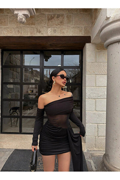 kırmızı butiks Μαύρο φόρεμα με ασύμμετρη κοπή και λεπτομέρειες από τούλι