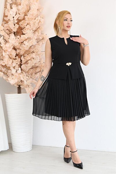 Siyezen Plus Size Chiffon Pleated Evening Dress with Gold Accessories