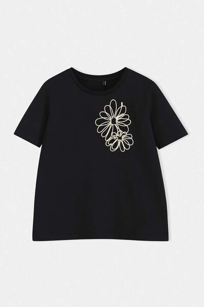 Trendyol Curve تي شيرت أسود 100% قطن بقصة عادية/عادية مطرز بالزهور مقاس كبير ...