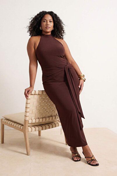 Trendyol Curve Rochie maro cu detaliu curea, guler halter mulat elastic Maxi ...