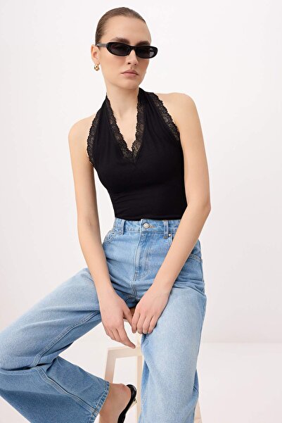 Συλλογή Trendyol Μαύρη εφαρμοστή μπλούζα με δαντέλα και λεπτομέρειες, αμάνικη...