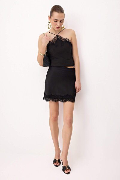 Trendyol Kollektion Schwarzer Satin-Minirock mit Spitzenverzierung TPRSS26ET0...