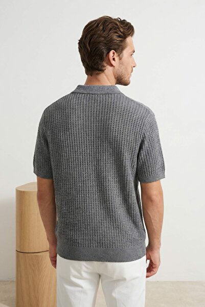 Trendyol Kollektion Graues, normal geschnittenes, geknöpftes Strick-T-Shirt m...