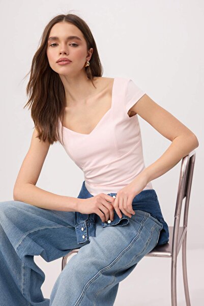 Συλλογή Trendyol Ροζ Πλεκτή Μπλούζα με Λαιμόκοψη Καρδιά που Εφαρμόζει στο Σώμ...