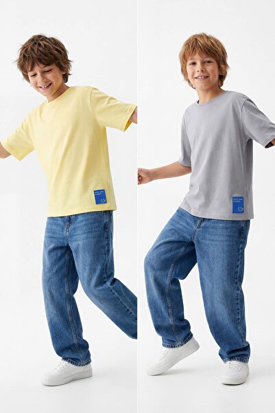 TRENDYOLKIDS Grau-gelbes 2er-Pack T-Shirts für Jungen mit flachem Strickmuste...