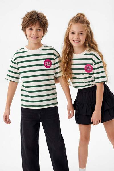 TRENDYOLKIDS تي شيرت محبوك مخطط باللون الأخضر TKDSS25TS00037