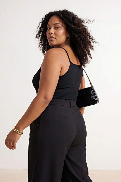 Trendyol Curve قميص داخلي أسود برقبة هالتر محبوك بمقاس كبير TBBSS26CV00013