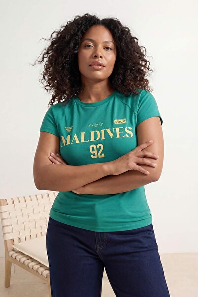 Trendyol Curve Dunkelgrünes, eng anliegendes, bedrucktes T-Shirt in Übergröße...