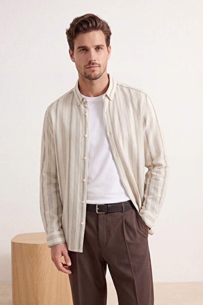 Trendyol Kollektion Weißes, regulär geschnittenes Herrenhemd aus atmungsaktiv...