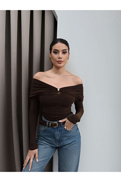 ESRAHELVACI Bluza sa otvorenim ramenima i brošem na kragni