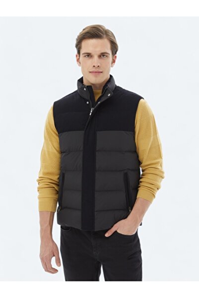 Kip سترة رياضية منسوجة كاجوال ذات ياقة واقفة وقصة عادية باللون الأسود