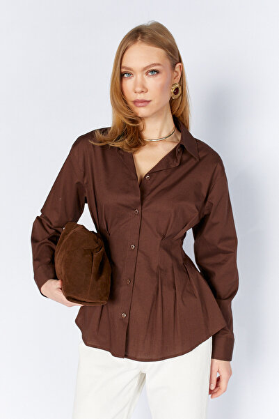 Manche Πουκάμισο από ποπλίνα σε καφέ απόχρωση με πιέτες και εφαρμογή στη μέση...