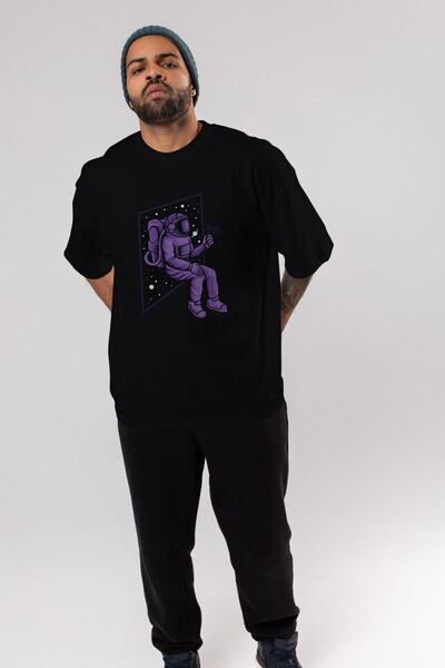 Ankhises Astronaut drži crni prednji deo Štampano crni Oversize kroj T-shirt ...
