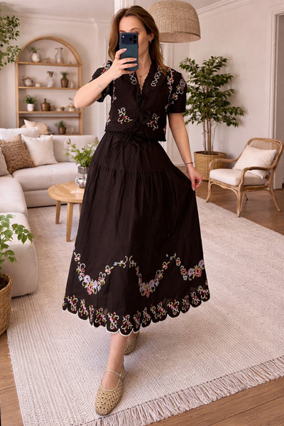 Lavanta Tekstil طقم تنورة وقميص مطرز بالزهور ومزين بدانتيل الجيبير