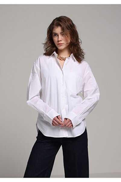 Colin's قميص بوي فريند فيت برقبة مستقيمة للنساء، قميص أبيض بأكمام طويلة