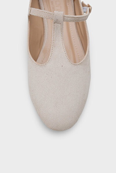 Capone Outfitters حذاء باليه نسائي بإبزيم من Belinda