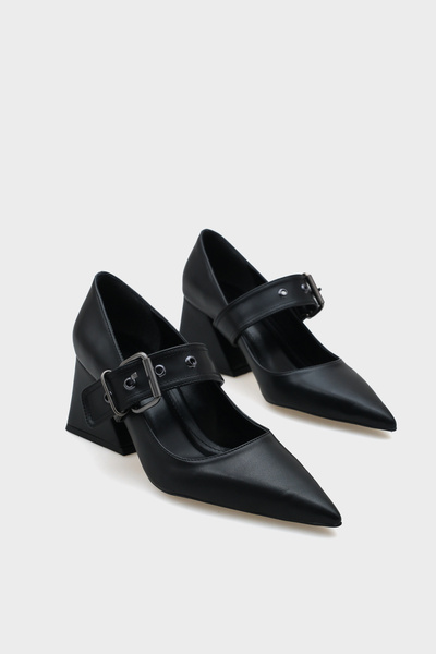 Capone Outfitters Γυναικεία παπούτσια Roda με μυτερή μύτη με μεταλλική αγκράφα