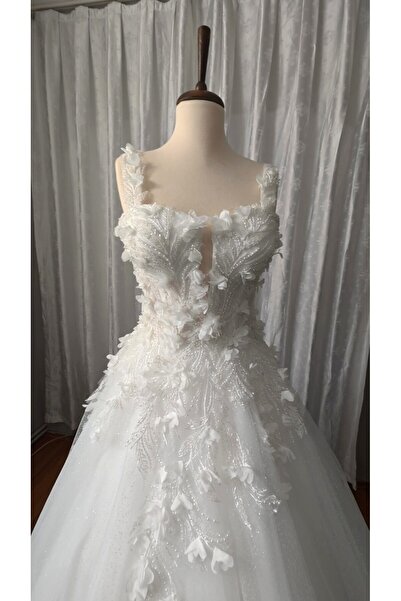 AYŞE KOÇYİĞİT ÜÇ BOYUTLU YOĞUN İŞLEMELİ A KESİM KUYRUKLU GELİNLİK