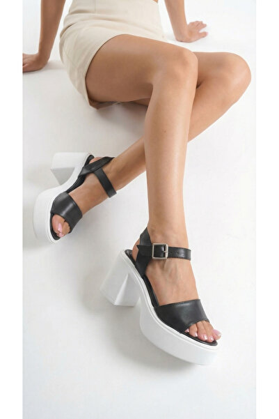 Limeo أحذية صنادل نسائية صيفية ذات شريط واحد بإبزيم عالي باللونين الأبيض والأسود