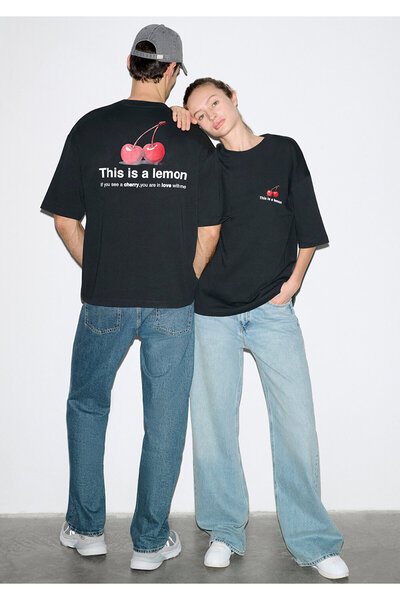 Mavi Dies ist ein schwarzes T-Shirt mit Zitronen-Rückendruck, Oversize / weit...