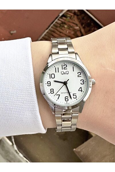 Q&Q ساعة يد نسائية بسلك معدني