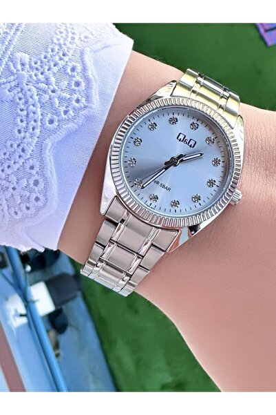 Q&Q  ساعة يد نسائية بسلك معدني