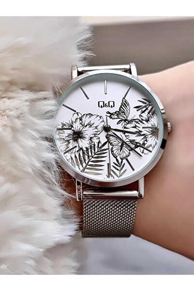 Q&Q ساعة يد نسائية بحبل من القش