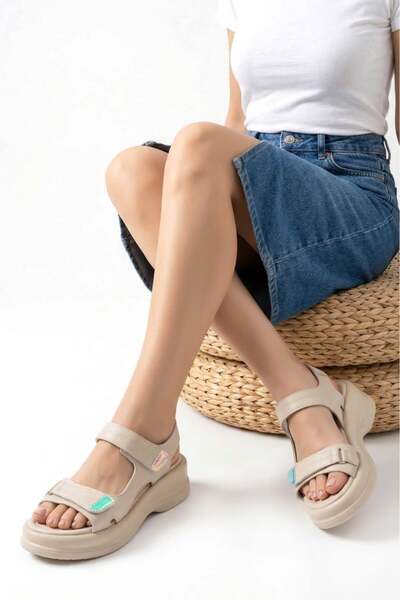 Maxi modena صندل جينيا من الجلد باللون البيج مع مشبك فيلكرو