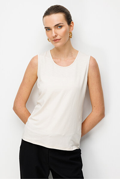 Desen Triko تي شيرت نسائي بياقة دائرية وحزام من القماش الأساسي KMY24086 بيج