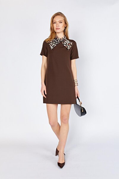 TENA Rochie mini cu mânecă scurtă și guler eșarfă, maro 5704, pentru femei