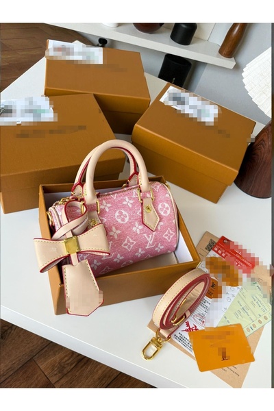 Generic Handbag and shoulder bag, high quality material, with accessories