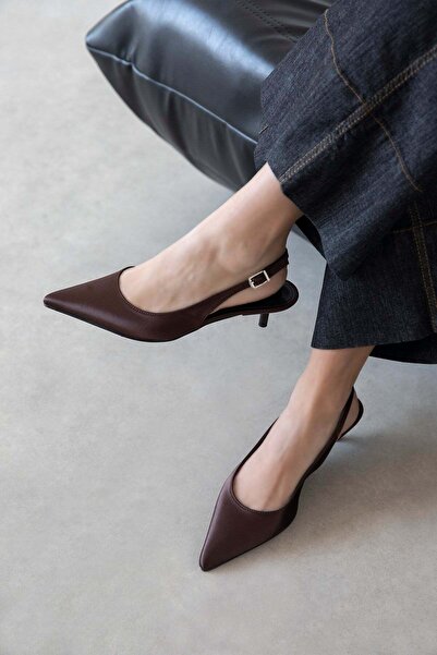 STRASWANS Γυναικεία σατέν παπούτσια με τακούνι Cuesta σε καφέ χρώμα