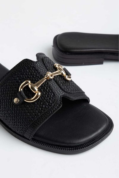 YUUN Cors Black Buckled Women's Slippers