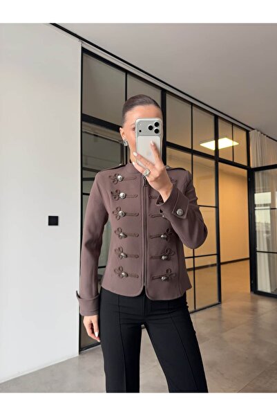 BB Bensu Buyruk Jachetă brodată cu detalii cu nasturi, maro