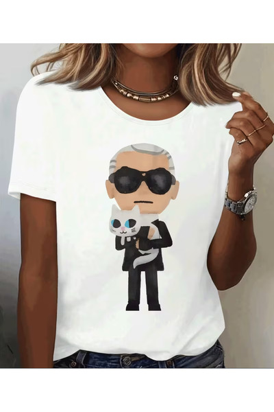 LİNA06 A Man Wearing Glasses Is Holding a Cat in a Loose-Fitting, Casual, Cre...