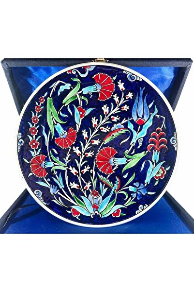 Çini Evi هدية الخطوبة، طبق من خزف إزنيك بنقشة زهور التوليب والقرنفل على خلفية...