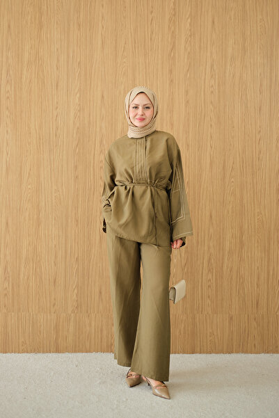 LOCCO بدلة نسائية بتفاصيل مطرزة وحزام خصر باللون الأخضر الكاكي