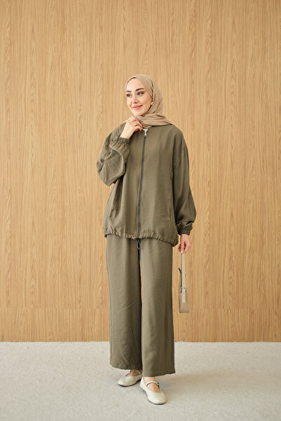 LOCCO Γυναικεία φόρμα με λεπτομέρεια ραφής στα πλαϊνά και φερμουάρ, πράσινη