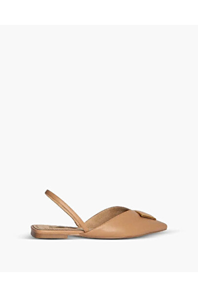 Corina حذاء مسطح بحزام خلفي مع تفاصيل معدنية