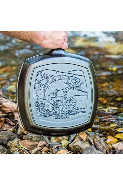 Lodge سلسلة الحياة البرية ™   مقلاة شواء سمك مربعة من الحديد الزهر مقاس 10.5 ...