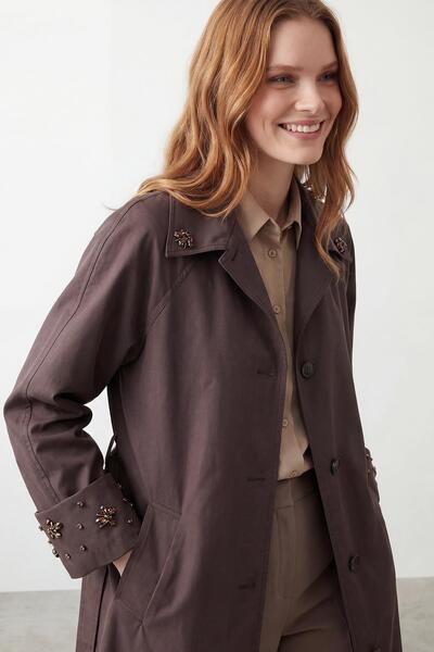 Puane Trenci de damă cu guler și mâneci brodate și cordon 15265