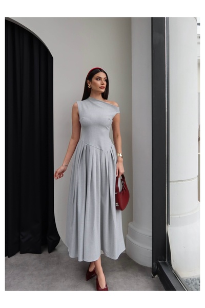 ESRAHELVACI Φόρεμα με πιέτες και λαιμόκοψη καγιάκ