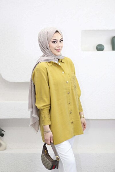 Suede Style 6293 - Κομψό, άνετο γυναικείο πουκάμισο με λεπτομέρεια κεντήματος...