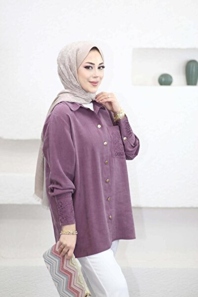 Suede Style 6293 - Κομψό, άνετο γυναικείο πουκάμισο με κέντημα στις τσέπες τω...