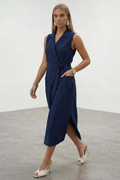 Trend Alaçatı Stili Lacivert Kruvaze Yaka Pile Detaylı Cepli Keten Elbise