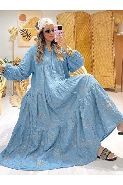 QUAWEAR فستان من قماش الكتان المطرز برقبة على شكل حرف V بطول كامل